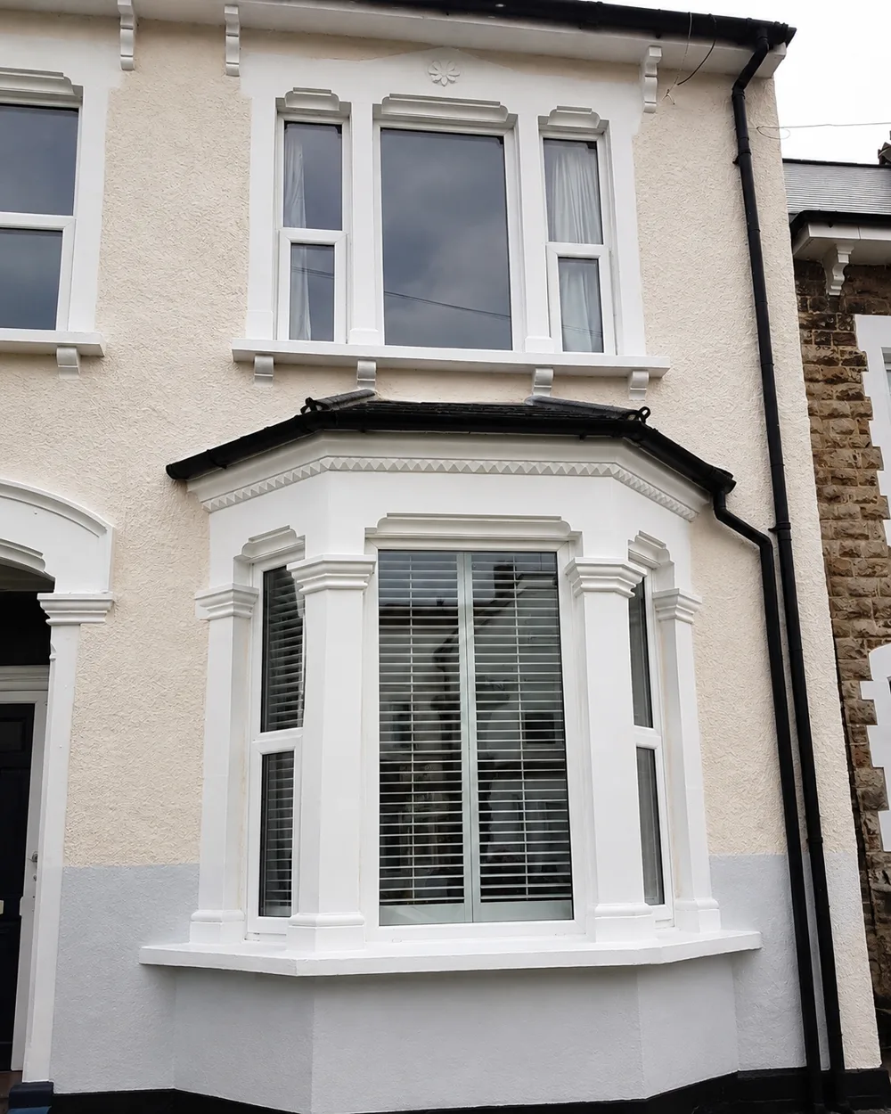 Design inspiration: freshly painted exterior render and period bay window trim